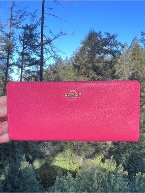 COACH Slim Bifold Wallet PINK
Crossgrain Leather with Gold Hardware AUTHENTIC